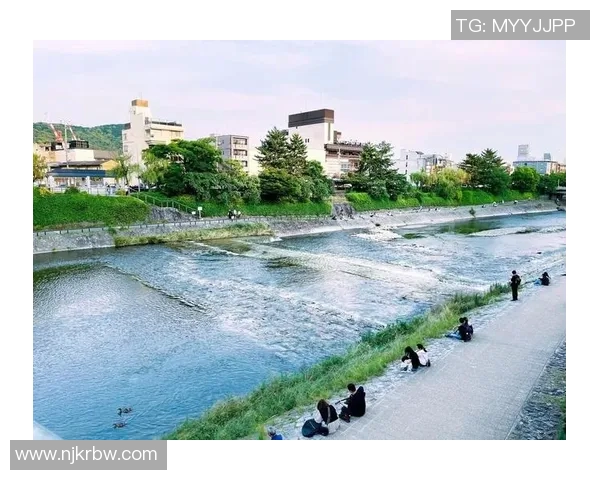泳池边的清凉世界：打造夏日舒适与健康生活的理想场所