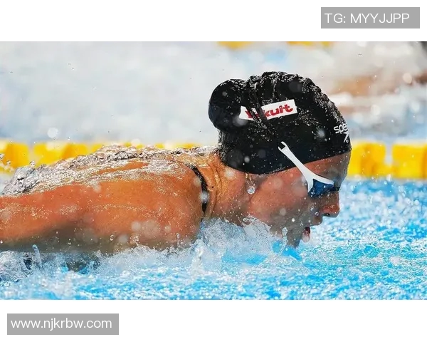 精彩激烈的游泳比赛瞬间,突破极限展现速度与力量的完美对决